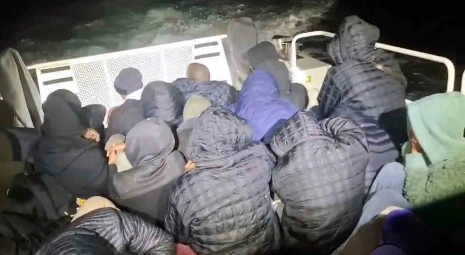 Muğla'nın Milas ilçesi açıklarında hareket halindeki lastik botu durduran Sahil