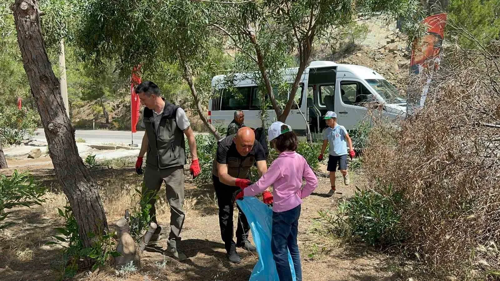 Marmaris'te yaklaşan yangın sezonu öncesinde "Orman Benim" projesi kapsamında düzenlenen