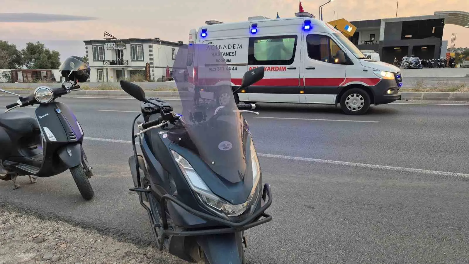 Muğla'nın Bodrum ilçesinde süratli seyreden motosikletin otomobile arkadan çarpması sonucu