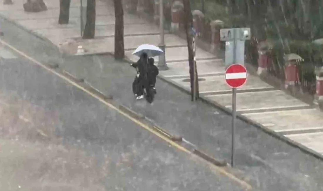 Muğla'da aniden bastıran ve yollarda su birikintileri ile trafik yoğunluğuna