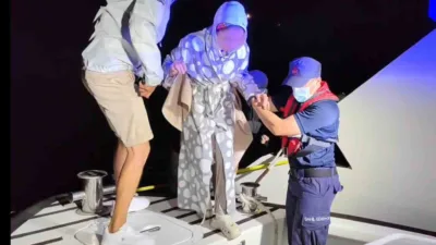 Muğla’nın Fethiye ilçesi açıklarında seyreden özel bir teknede rahatsızlanan kadın