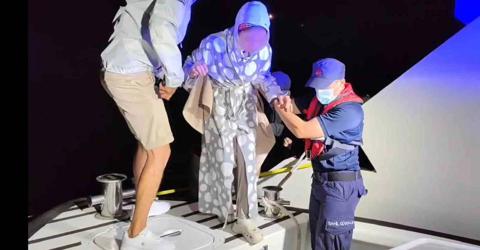Muğla’nın Fethiye ilçesi açıklarında seyreden özel bir teknede rahatsızlanan kadın
