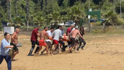 Antalya'nın Alanya ilçesindeki İncekum Halk Plajı'nda cankurtaranların uyarısına rağmen girdikleri