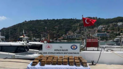 Antalya’nın Alanya ilçesinde sahile vuran şüpheli paketten piyasa değeri yaklaşık