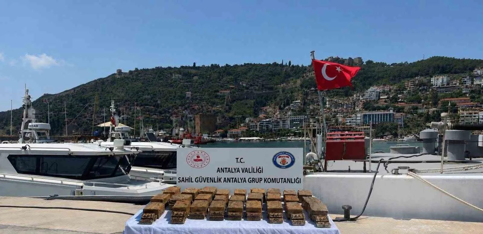 Antalya’nın Alanya ilçesinde sahile vuran şüpheli paketten piyasa değeri yaklaşık