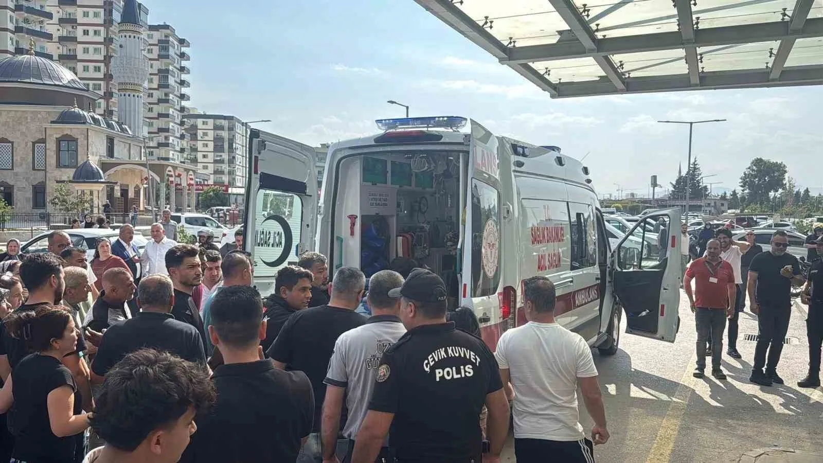 Mersin'in Tarsus ilçesinde M.Ö. isimli şüphelinin farklı noktalarda düzenlediği silahlı