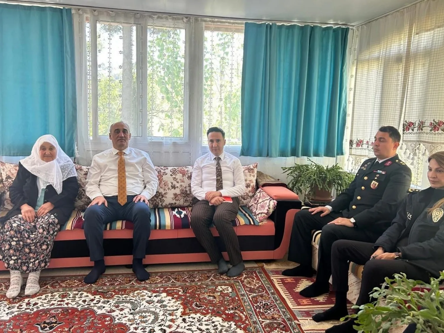 Yatağan Kaymakamı Turgay İlhan, Anneler Günü vesilesiyle şehit annesi Hümeyur