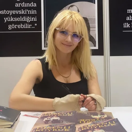 Nur Aktunç yazar fotoğrafı