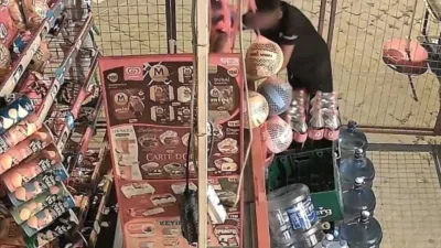 Aydın'ın Kuşadası ilçesinde bir marketten 100 bin liralık hırsızlık yapan