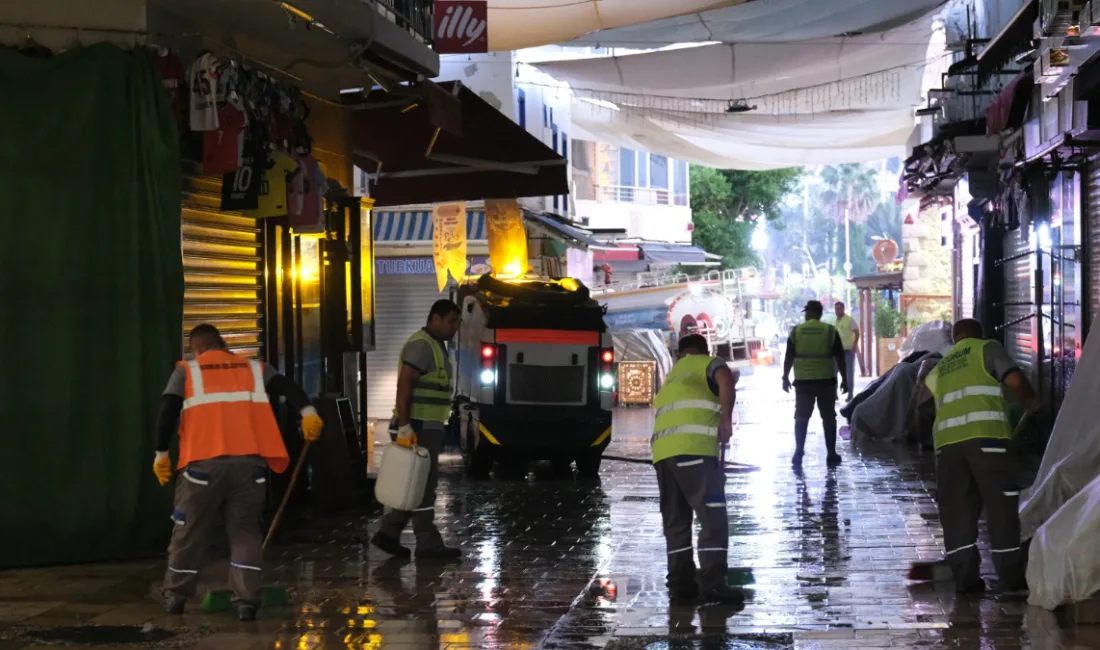 Bodrum Belediyesi Temizlik İşleri Müdürlüğü ekipleri, kent genelindeki rutin temizlik