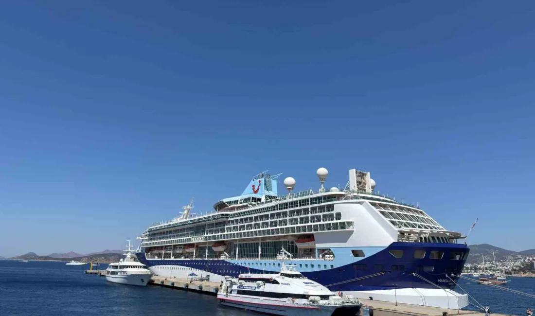 Yaz sezonunda kruvaziyer turizminin hareketlendiği Muğla'nın Bodrum ilçesine, Yunanistan'ın Thira