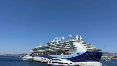 Yaz sezonunda kruvaziyer turizminin hareketlendiği Muğla'nın Bodrum ilçesine, Yunanistan'ın Thira