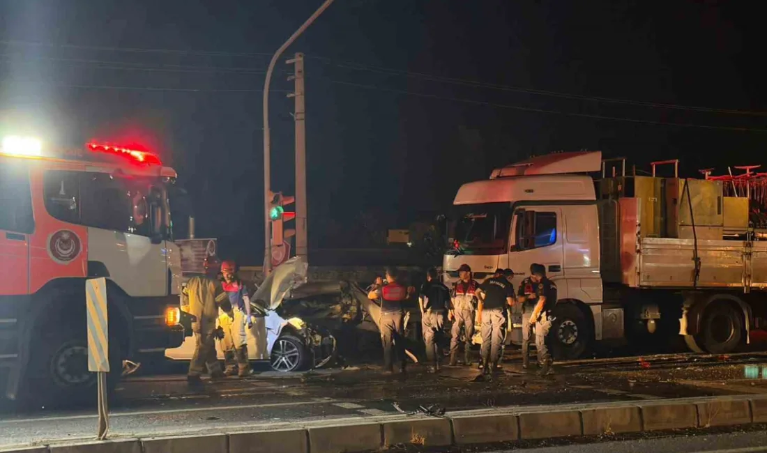 İzmir’in Aliağa ilçesinde kırmızı ışıkta bekleyen bir otomobile tırın arkadan