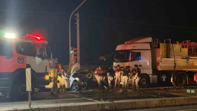 İzmir’in Aliağa ilçesinde kırmızı ışıkta bekleyen bir otomobile tırın arkadan