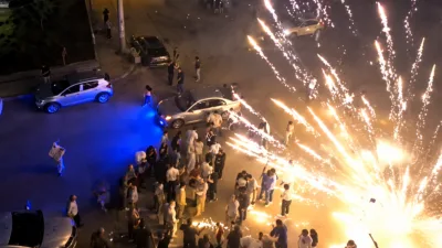 İzmir'in Bornova ilçesinde nişan kutlaması öncesi ateşlenen havai fişeğin yanlışlıkla
