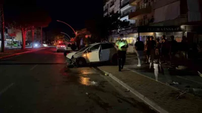 Antalya’nın Gazipaşa ilçesinde kontrolden çıkan bir otomobilin kaldırımdaki çöp konteynerine