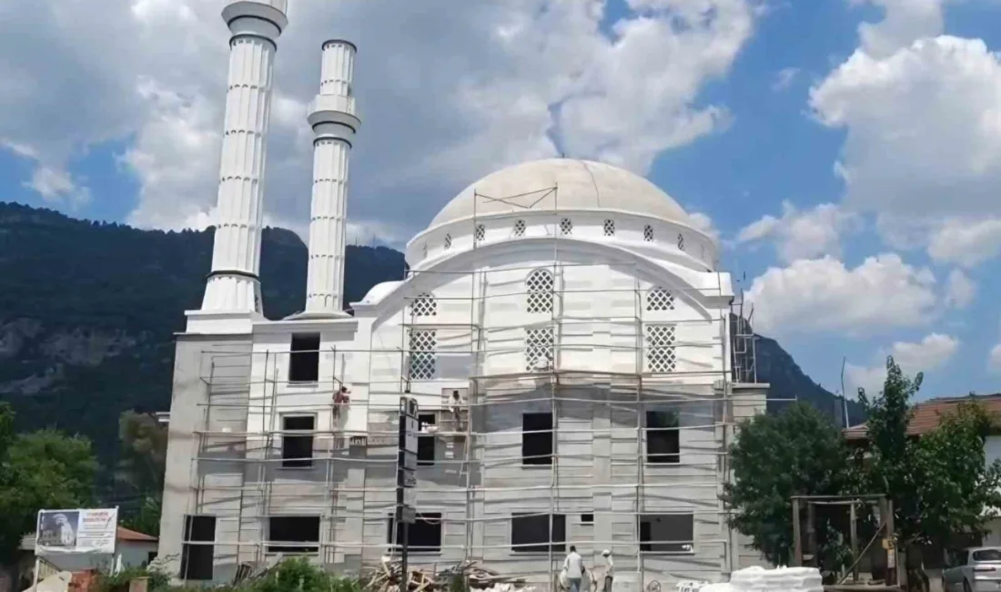Muğla’nın Köyceğiz ilçesinde depreme dayanıksız olduğu için yıkılan Zeytinalanı Merkez