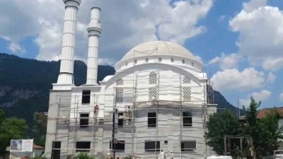 Muğla’nın Köyceğiz ilçesinde depreme dayanıksız olduğu için yıkılan Zeytinalanı Merkez