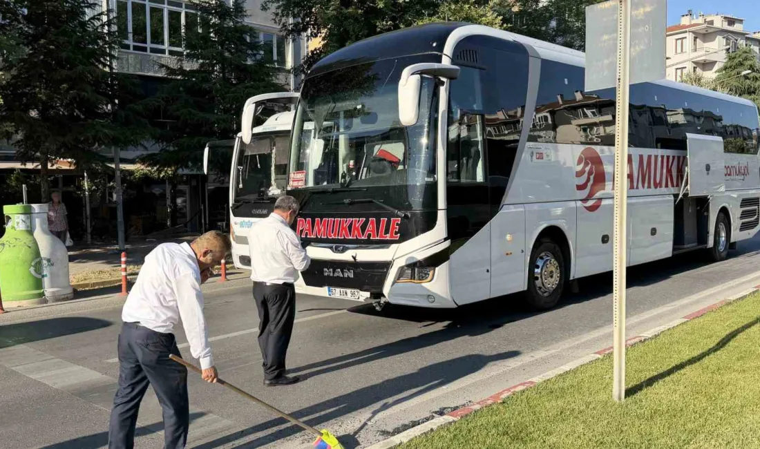 Kırklareli’nin Lüleburgaz ilçesinde yaya geçidinde yavaşlayan otomobile, yolcu otobüsü çarptı.