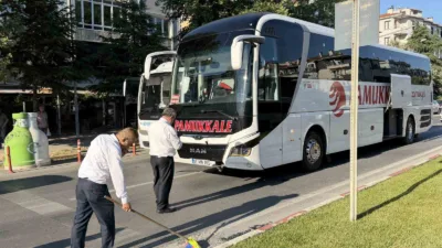 Kırklareli’nin Lüleburgaz ilçesinde yaya geçidinde yavaşlayan otomobile, yolcu otobüsü çarptı.