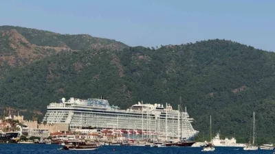 Marmaris'te üç gün üst üste limana yanaşacak olan Aroya Manara,