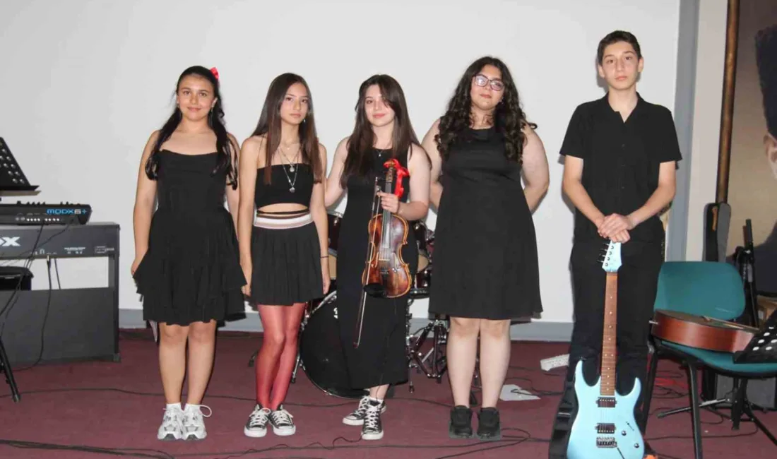 Menteşe Anadolu Lisesi'nin geleneksel sınıflar arası müzik yarışmasında "Farzet" şarkısıyla