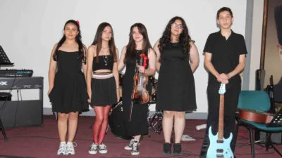 Menteşe Anadolu Lisesi'nin geleneksel sınıflar arası müzik yarışmasında "Farzet" şarkısıyla