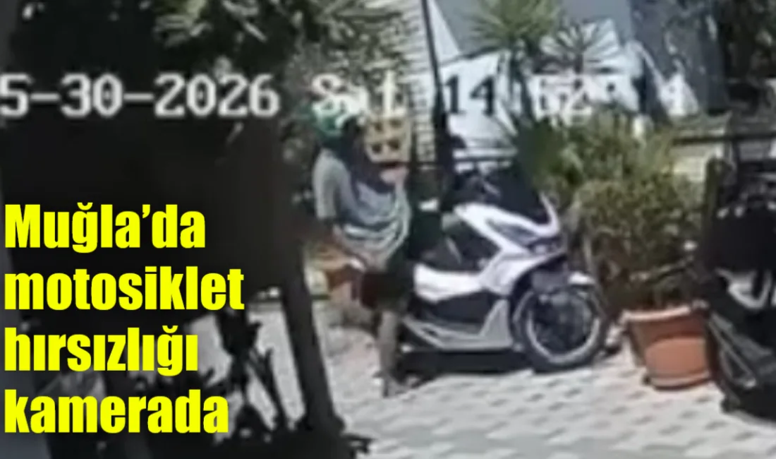 Muğla’nın Ula ilçesine bağlı Akyaka Mahallesi’nde bir otelin önünde anahtarı