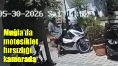 Muğla’nın Ula ilçesine bağlı Akyaka Mahallesi’nde bir otelin önünde anahtarı
