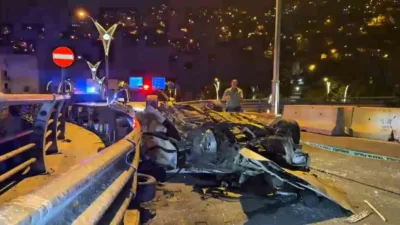 Zonguldak’ta direksiyon hakimiyetini kaybeden otomobilin taklalar atarak orta refüjü aşıp