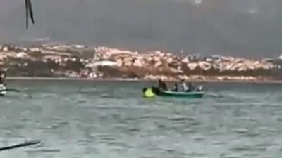 Aydın’ın Kuşadası ilçesi Kadınlar Denizi Mahallesi açıklarında kontrolden çıkarak ters