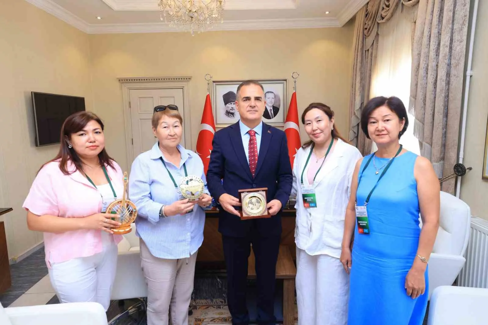 Kazakistanlı eğitimcilerden Muğla Valisi Akbıyık’a ziyaret Kazakistanlı eğitimcilerden Muğla Valisi Akbıyık’a ziyaret