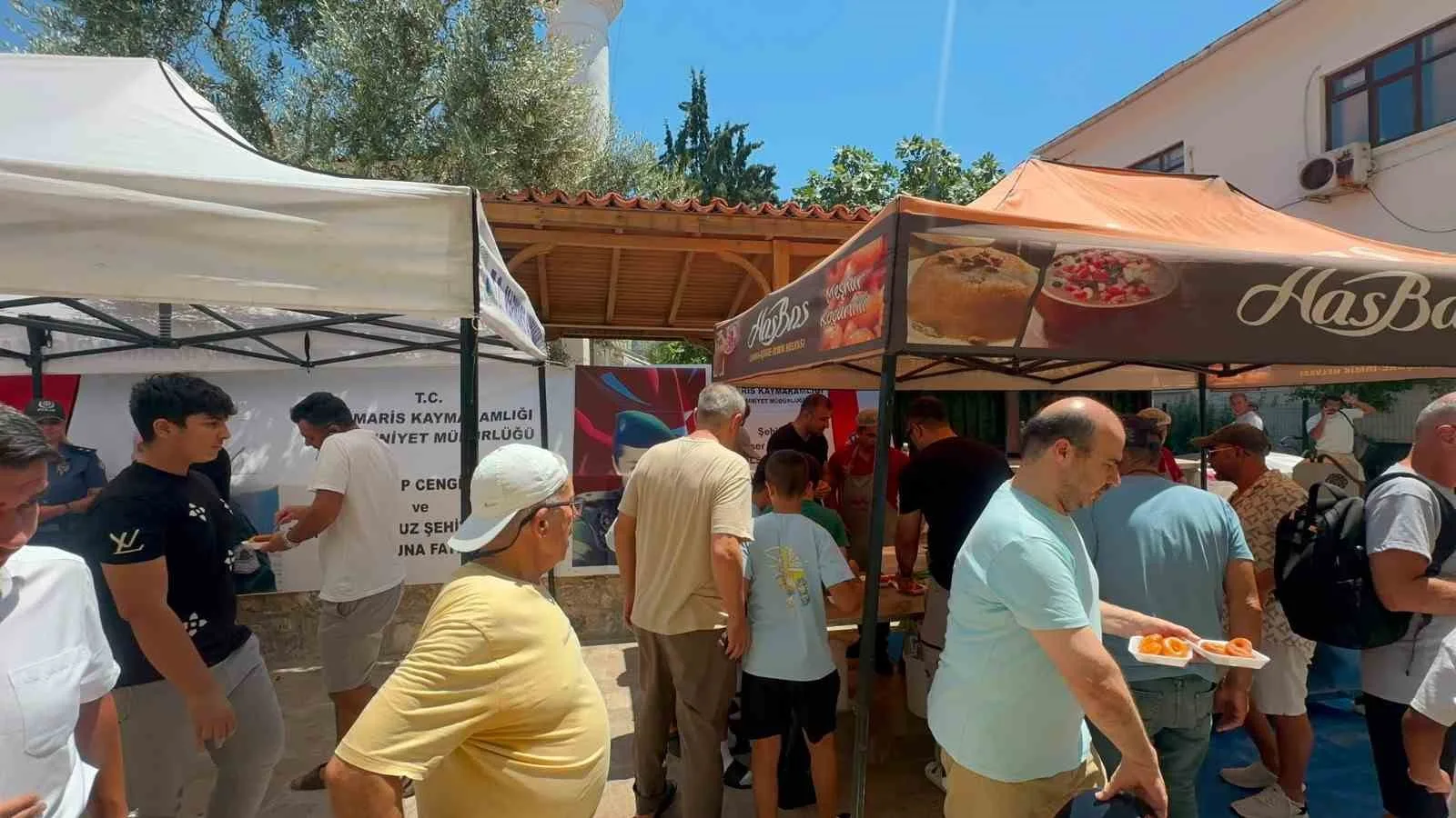 Marmaris’te 15 Temmuz şehitleri için lokma hayrı düzenlendi Marmaris’te 15 Temmuz şehitleri için lokma hayrı düzenlendi
